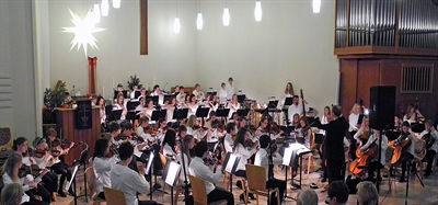 Das Sinfonieorchester in großer Besetzung lädt zu einer musikalischen Weltreise ein.