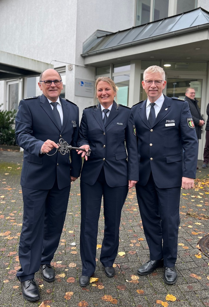 Wachwechsel in Werdohl: Polizeidirektor Thomas Eckern (rechts) stellte Kathrin Reinwald als Nachfolgerin von Volker Bootz (links) vor. Foto: Polizei MK
