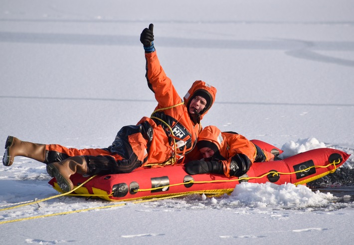 dlrg Schlauchboot - Retter holt Eingebrochenen aus Wasser