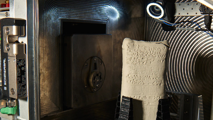 Geheimer Inhalt: Viele Keilschrifttafeln aus der Antike stecken bis heute in intakten Tonumschlägen. Mithilfe eines neuen, transportablen Röntgengeräts können Forschende die verborgene Schrift im Inneren nun lesbar machen. Bild: UHH/K.Helmholz