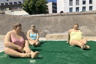 „Die drei Grazien“ bei der Installation „Strandkasten“ in der Baugrube Schillerplatz,  Foto: Stadt Iserlohn / Pressestelle