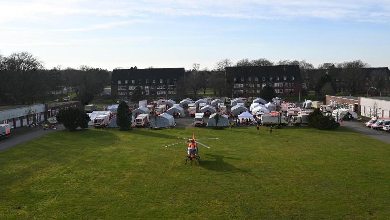 Bild: Mehrere Medizinische Task Forces bauen Behandlungsplätze auf und trainieren das Zusammenspiel. Foto: Bundesamt für Bevölkerungsschutz und Katastrophenhilfe (BBK) 