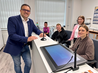 Der Bürgermeister im Bürgerservice mit Mitarbeitern