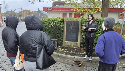 Besuch am Gedenkstein