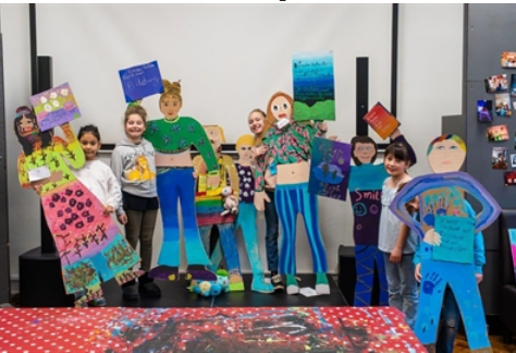 - Bild mit Kindern und großen Puppen - Stadt Iserlohn / Kinder- und Jugendbüro