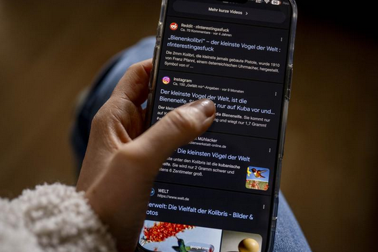 Smartphone mit Textnachrichten in Hand gehalten