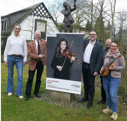 (v..l.:) „Freundeskreis“-Vorsitzende Kristina Ossenkop, Musikschulleiter Paul Breidenstein, Bürgermeister Michael Joithe, Stellvertretender Schulleiter Adrian Ebmeyer und Edyta Pietrasch-Szyszko, Violinlehrerin und Fachbereichsleitung Streichinstrumente.