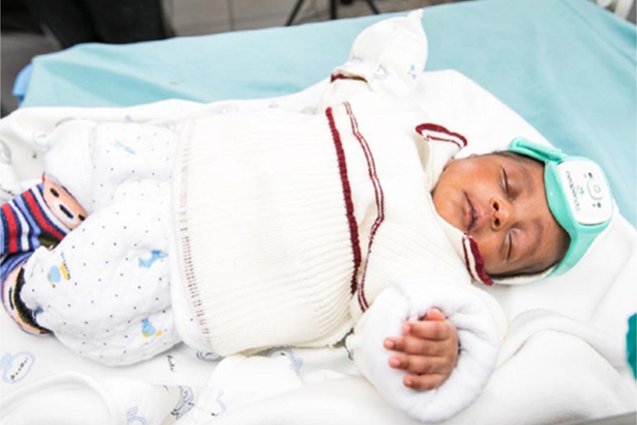 Baby mit Sensor am Kopf, copyright neopenda