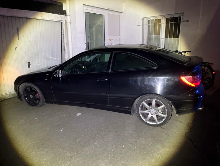 Fahrzeug vor Garagentor 