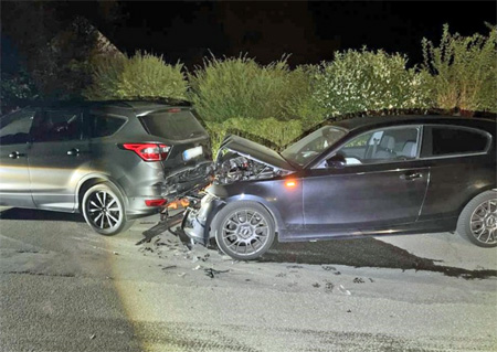 Unfallort mit 2 beschädigten Fahrzeugen