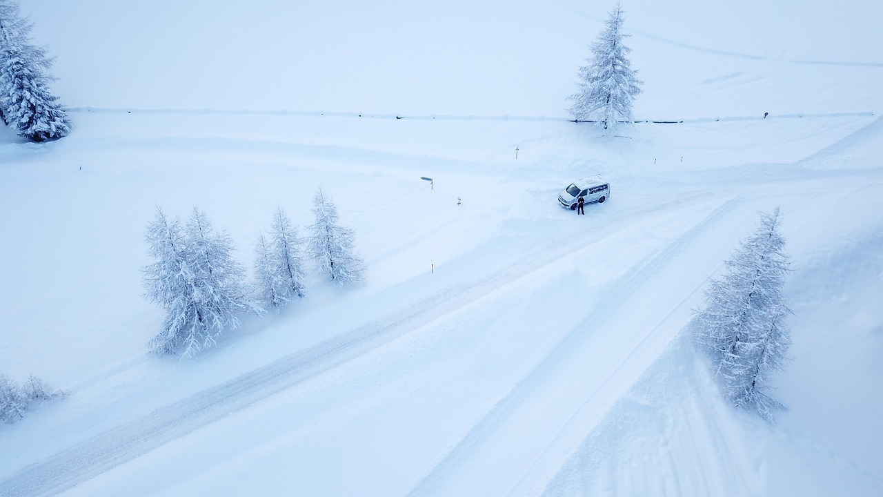 VW Bus in einer Winterlandschaft