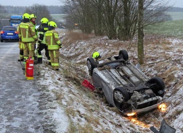 Foto von Auto mit Rettungskräften